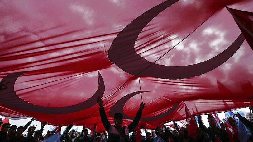 AKP-Anhänger jubeln in Istanbul. Am 16. April wird über die Änderung der Verfassung entschieden.