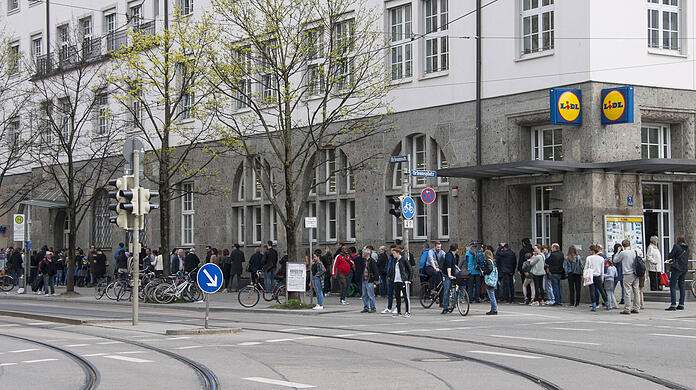 Münchner warten vor dem Bürgerbüro in Haidhausen in einer langen Schlange. (Archivbild)