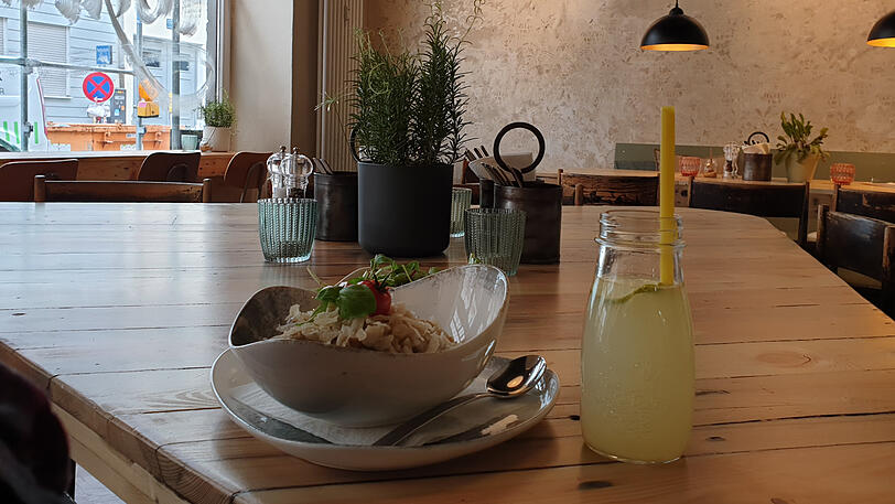 Risotto und Limo am großen Tisch.