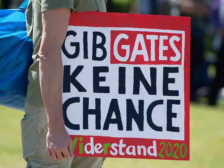 Nach Ansicht einiger Demonstranten gehört die Coronapandemie zu einem Plan von Microsoft-Gründer Bill Gates ...