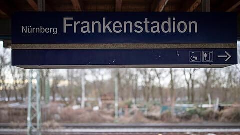 Die Richter sahen es als erwiesen an, dass die Angeklagten bei einem Streit auf dem S-Bahnsteig des Station "Frankenstadion" drei gleichaltrige Jugendliche ins Gleisbett stießen.