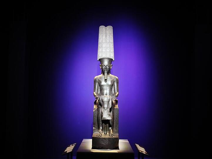 Die Statue "Der Gott Amun beschützt Tutanchamun" wird im Rahmen der Ausstellung "Tutanchamun, der Schatz des Pharaos" in der Grande Halle de La Villette gezeigt.