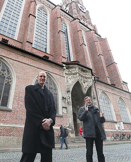 Stiftspropst Franz Joseph Baur und Martin Gastberger, Leiter der Abteilung Bauaufsicht in der Erzbischöflichen Finanzkammer: 2021 wird mit der Sanierung begonnen.