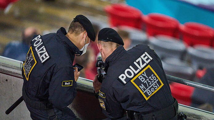 Eine geheime Datei mit Personalien zu womöglich gewaltbereiten Fußballfans hat unter Anhängern und Anwälten für große Diskussionen gesorgt. (Symbolbild)
