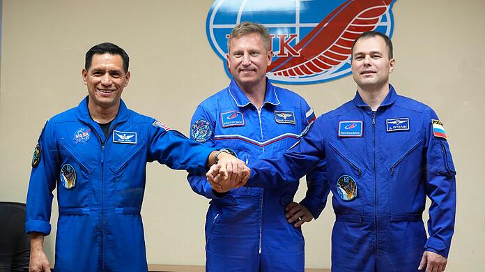 Astronaut Frank Rubio (l) und die Kosmonauten Sergej Prokopjew (M) und Dmitri Petelin während einer Pressekonferenz.