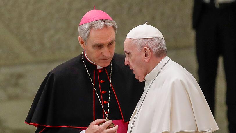 Papst Franziskus (r) spricht mit Georg Gänswein, Kurienerzbischof und Präfekt des Päpstlichen Hauses.