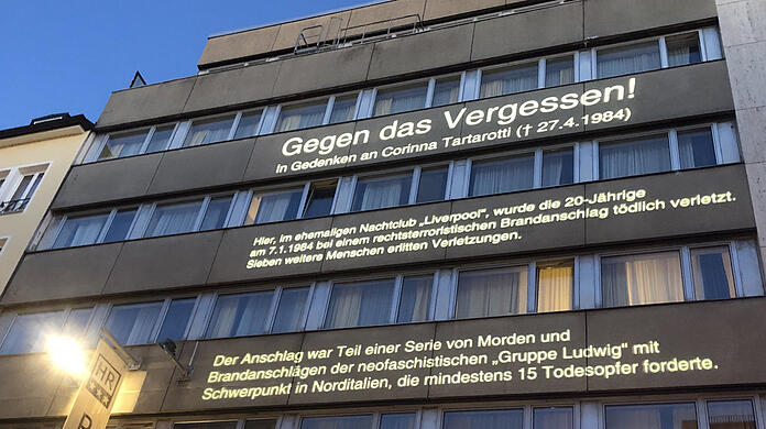 Gedenken an der Hausfassade in der Schillerstraße: Solche Aktionen fanden erst in den 2020er-Jahren statt.