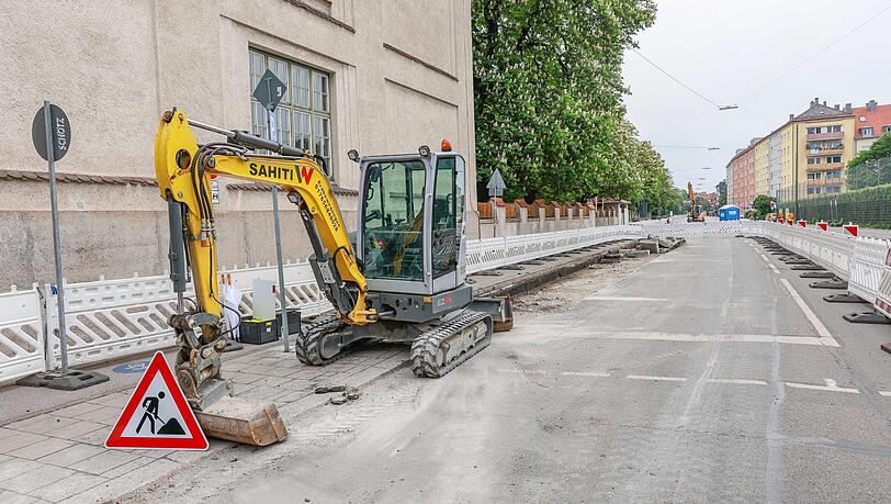 Von 117 Parkplätzen sollen etwa zwei Dutzend nach dem Umbau erhalten bleiben, darunter auch Haltezonen für Handwerker und Paketboten. Viele der Anwohner fühlen sich schlecht informiert und übergangen. Sie äußern beim Termin am Donnerstag ihren Unmut.