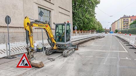Von 117 Parkplätzen sollen etwa zwei Dutzend nach dem Umbau erhalten bleiben, darunter auch Haltezonen für Handwerker und Paketboten. Viele der Anwohner fühlen sich schlecht informiert und übergangen. Sie äußern beim Termin am Donnerstag ihren Unmut.