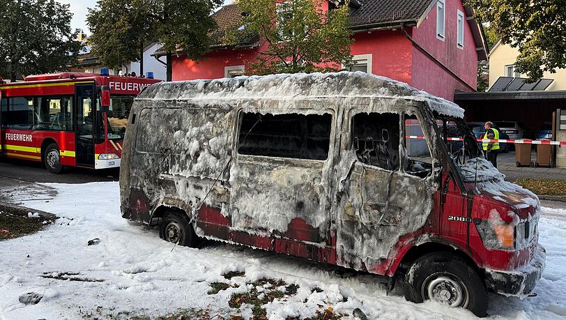 Die Hintergründe zu dem ausgebrannten Transporter sind noch offen.