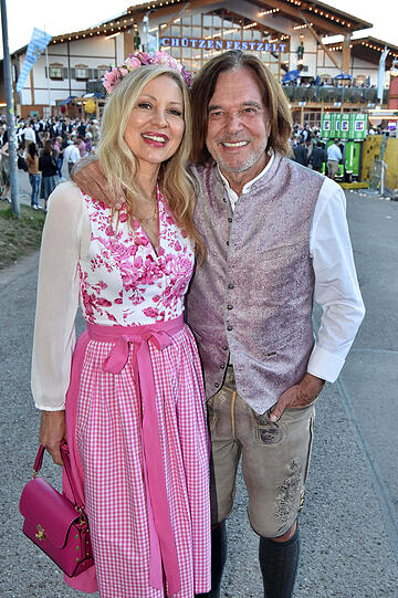 Jürgen Drews und Ehefrau Ramona: Glücklich sehen beide in ihrer Tracht aus. Jürgen, eher modisch monochrom, findet seine Frau in Pink sicherlich schneller im Kornfeld. Das Pink schmeichelt Ramona und die farblich abgestimmte Tasche bringt einen modernen Twist in den Look. Die weiße Bluse ist perfekt dazu. Ich wäre allerdings eher auf eine Baumwollbluse gegangen. Jürgen Drews und Ehefrau Ramona: Glücklich sehen beide in ihrer Tracht aus. Jürgen, eher modisch monochrom, findet seine Frau in Pink sicherlich schneller im Kornfeld. Das Pink schmeichelt Ramona und die farblich abgestimmte Tasche bringt einen modernen Twist in den Look. Die weiße Bluse ist perfekt dazu. Ich wäre allerdings eher auf eine Baumwollbluse gegangen.