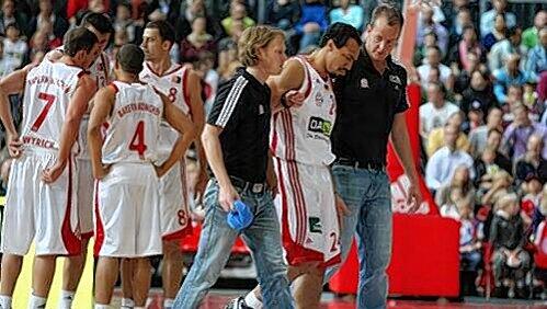 Demond Greene wird von den Bayern-Ärzten vom Platz geführt. Demond Greene wird von den Bayern-Ärzten vom Platz geführt.