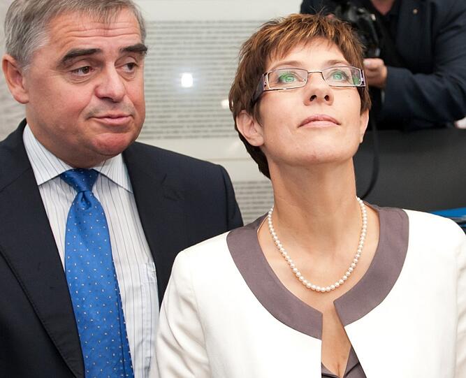 Die neue Ministerpräsidenten Annegret Kramp-Karrenbauer im Landtag in Saarbrücken. Neben ihr: der bisherige Ministerpräsident Peter Müller.