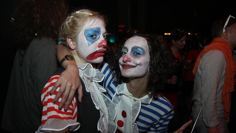 Clowns Have More Fun – besonders, wenn sie nach dem Viktualienmarkt die richtige Kehraus-Party für sich gefunden haben. Clowns Have More Fun – besonders, wenn sie nach dem Viktualienmarkt die richtige Kehraus-Party für sich gefunden haben.
