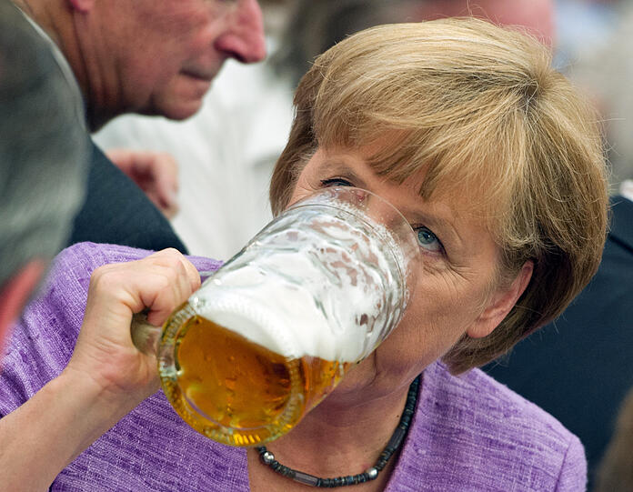 Oans, zwoa, gsuffa. Auf dem Gillamooser Volksfest pflegt Angela Merkel bayerische Gewohnheiten.