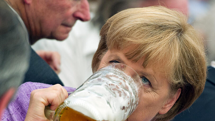 Oans, zwoa, gsuffa. Auf dem Gillamooser Volksfest pflegt Angela Merkel bayerische Gewohnheiten. Oans, zwoa, gsuffa. Auf dem Gillamooser Volksfest pflegt Angela Merkel bayerische Gewohnheiten.