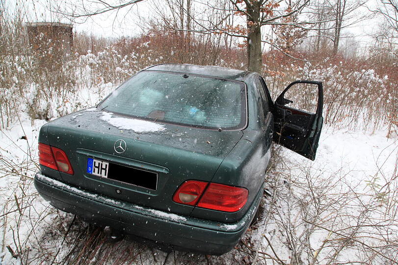 Die Beifahrerin wollte in der Not noch eingreifen. Dennoch kracht das Fahrzeug nach langer Schlitterfahrt gegen einen Baum.