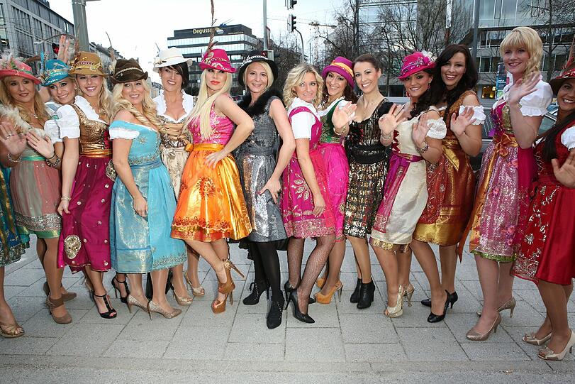Auch dieses Jahr feierten 2.000 Gäste am Auftakt-Abend der Nacht der Tracht in Dirndl und Lederhosn ein rauschendes Fest im Löwenbräukeller! Bereits zum 12. Mal zapften die Veranstalter Wiesnwirt Christian Schottenhamel und Eventmanager Philip Greffenius beim traditionellen Anstich der Nacht der Tracht das erste Fass gekonnt mit nur zwei Schlägen an, und freuten sich über die gute Stimmung im Festsaal. Die Bilder!