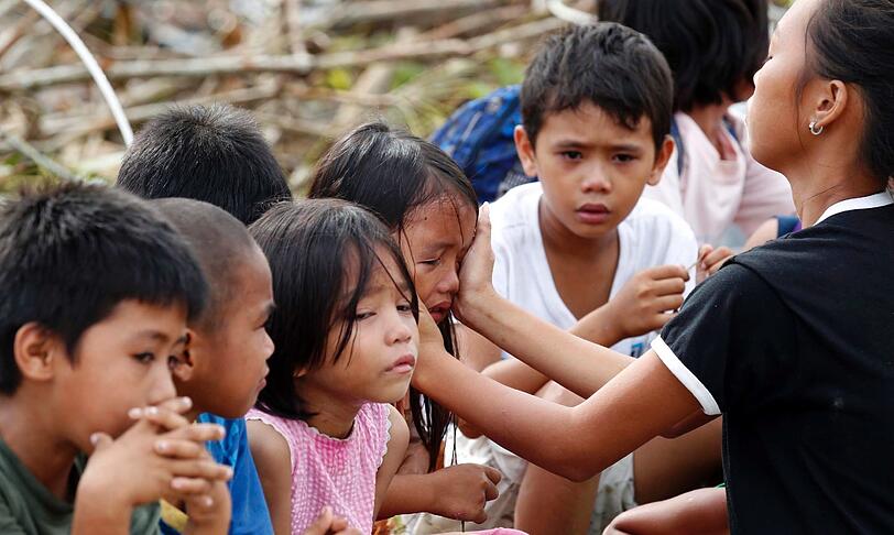 Die Menschen auf den Philippinen stehen vor dem Nichts. Und die Schreckensnachrichten von neuen Stürmen hören nicht auf. Plünderungen sind an der Tagesordnung. Die Menschen kämpfen ums pure Überleben - und gegen Plünderungen.