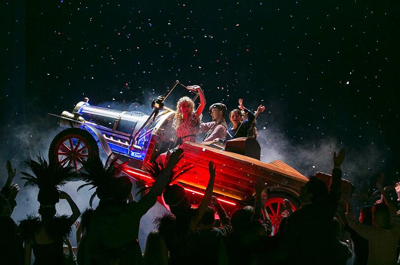 Peter Lesiak als Caractacus Potts, Amelie Spielmann als Jemima Potts, Marinus Hohmann als Jeremy Potts und Nadine Zeintl als Truly Scrumptious.