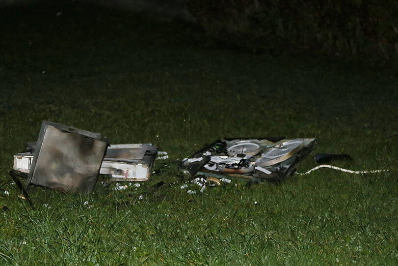 Die Küche verkohlte landete im Vorgarten. Die Bilder vom Feuerwehreinsatz in Waldkraiburg.