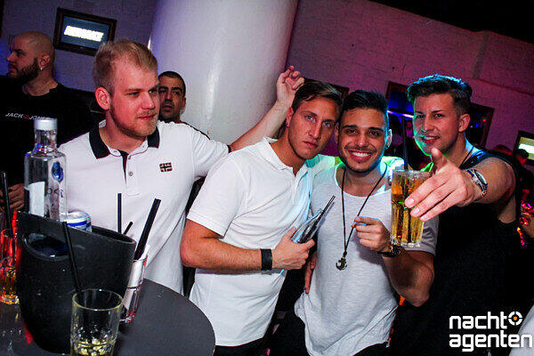 Die besten Partybilder vom Samstag. Hier aus dem Crown's Club.