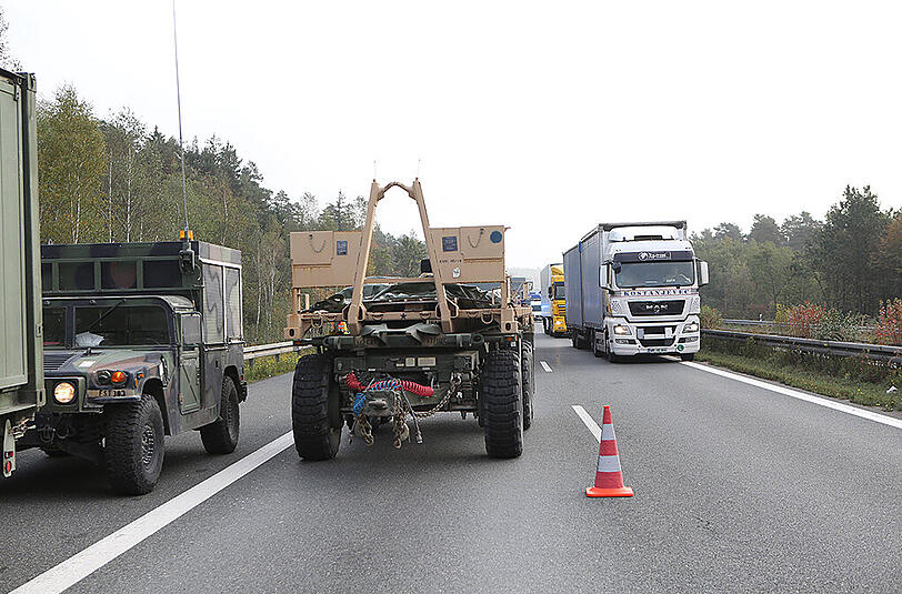 Auf der A6 bei Nürnberg kam es am Montagmorgen zu einem Unfall zwischen einem Lkw und mehreren Fahrzeugen der US Army.