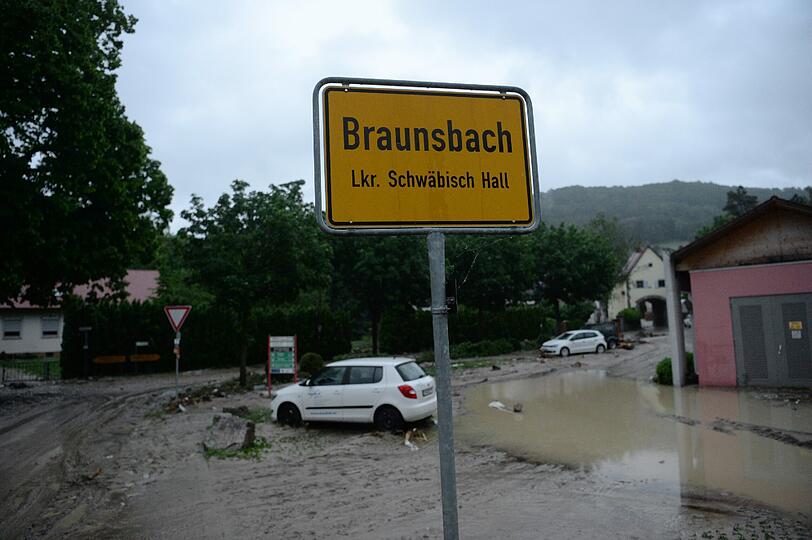 In der Nacht zum Montag hat es in Bayern und Baden-Württemberg schwerste Unwetter mit Überschwemmungen, Erdrutschen, Hagel und Sturm gegeben - die Bilder machen betroffen.
