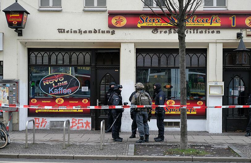 Die Polizei durchsuchte in Leipzig mehrere Gebäude. Wie der Sprecher des federführenden Landeskriminalamtes sagte, ging es unter anderem um Verstöße gegen das Waffengesetz sowie Steuerhinterziehung.