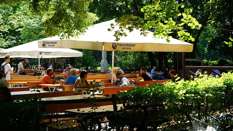 Die Münchner Biergärten sind bei diesem Wetter immer ein sehr beliebter Ort für eine gemütliche Mass Bier.