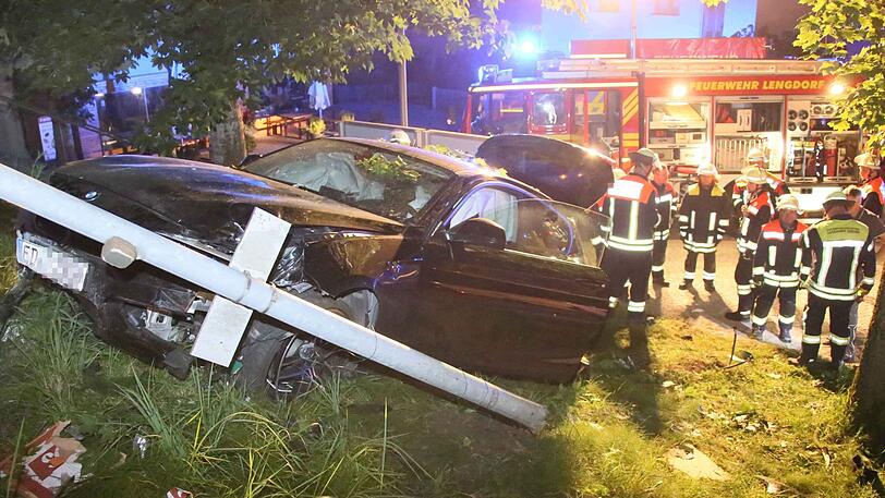 Der 25-Jährige war zunächst in seinem Fahrzeug eingeklemmt und kam dann mit schweren Verletzungen ins Krankenhaus Erding.