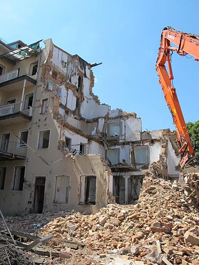 Im April 2013 wurde die Baugenehmigung erteilt. Die Bestandsgebäude wurden entkernt...