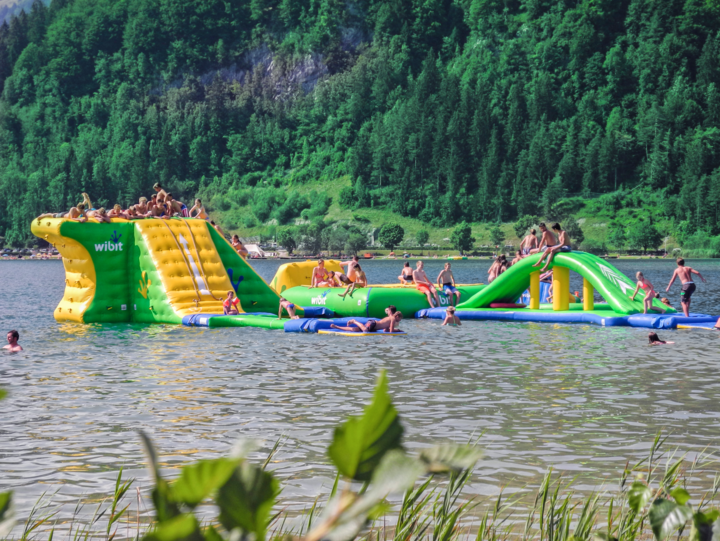 Der Wasserfun-Park am 24 °C warmen Walchsee ist eines der Highlights für die Kinder