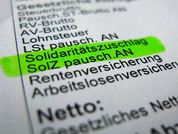 Seit fast 30 Jahren: Solidaritätszuschlag auf einer Gehaltsabrechnung.