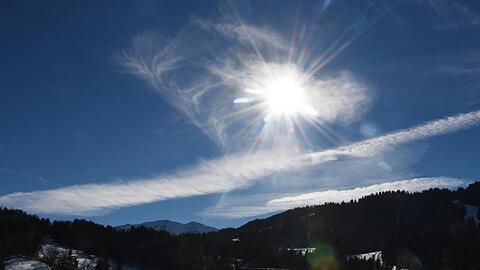 Sportler sind bei Sonnenschein auf der Langlaufloipe in Garmisch-Partenkirchen unterwegs. Foto: Angelika Warmuth