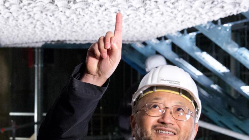 Der für die Akustik der Elbphilharmonie zuständige Japaner Yasuhisa Toyota steht auf einer Montageebene. Foto: Christian Charisius/Archiv Der für die Akustik der Elbphilharmonie zuständige Japaner Yasuhisa Toyota steht auf einer Montageebene. Foto: Christian Charisius/Archiv