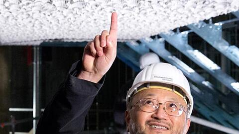 Der für die Akustik der Elbphilharmonie zuständige Japaner Yasuhisa Toyota steht auf einer Montageebene. Foto: Christian Charisius/Archiv
