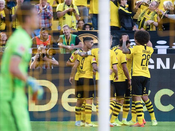 Dortmunds Spieler jubeln über den Treffer von Paco Alcacer zum 1:0.