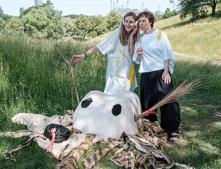 Judith Huber (li.) und Eva Löbau erfanden die "urbane Mythengestalt" der Bairishen Geisha und führen uns jetzt durch den Olympiapark.