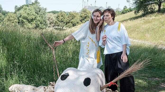 Judith Huber (li.) und Eva Löbau erfanden die "urbane Mythengestalt" der Bairishen Geisha und führen uns jetzt durch den Olympiapark.