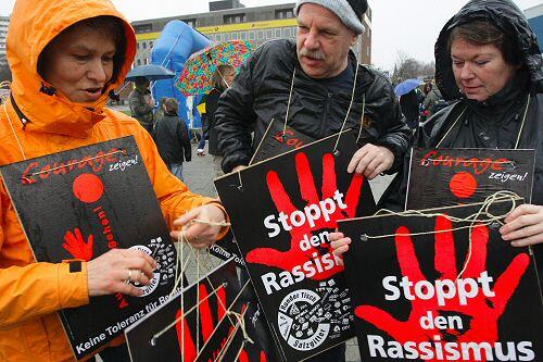 Bei stürmischen Wetter stellten sich auch in Salzgitter viele Bürger der NPD entgegen