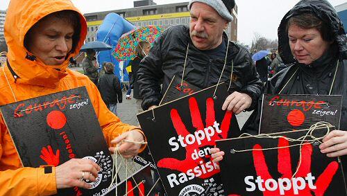 Bei stürmischen Wetter stellten sich auch in Salzgitter viele Bürger der NPD entgegen Bei stürmischen Wetter stellten sich auch in Salzgitter viele Bürger der NPD entgegen