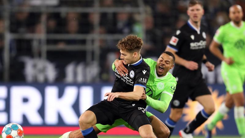 Bielefelds Cedric Brunner (l) und Wolfsburgs Lukas Nmecha kämpfen um den Ball. Bielefelds Cedric Brunner (l) und Wolfsburgs Lukas Nmecha kämpfen um den Ball.