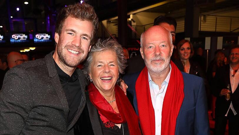 Luke Mockridge (li.) mit seiner Mutter und Vater Bill Mockridge.