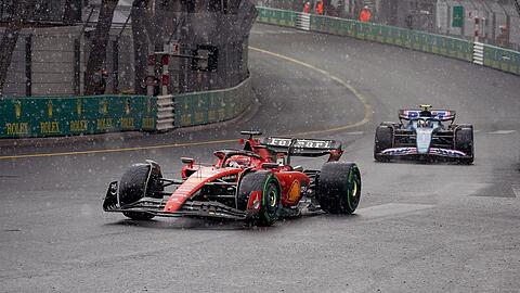 Charles Leclerc in seinem Ferrari (l) konnte beim Regen von Monaco der Spitze nur hinterherfahren.