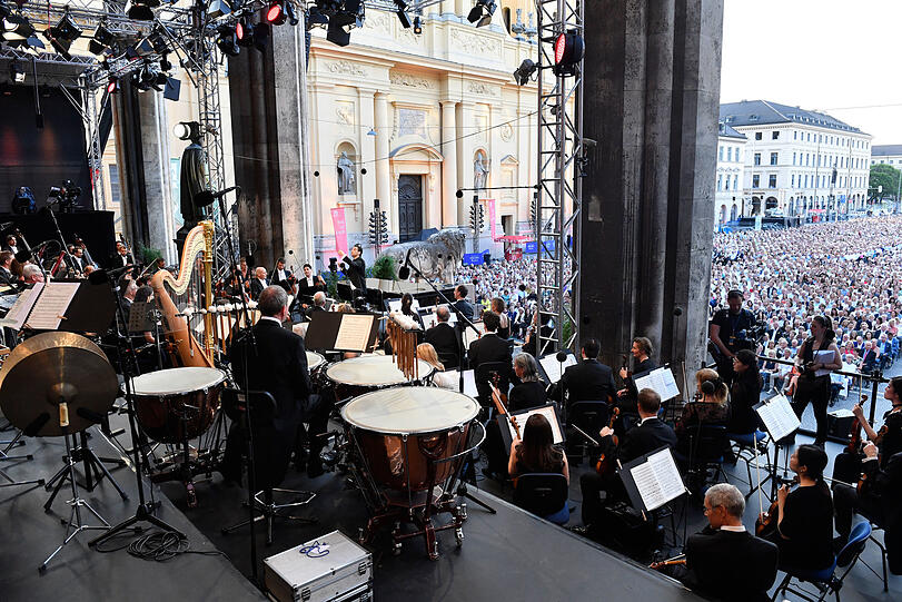 Die Münchner Philharmoniker in der Feldherrnhalle.