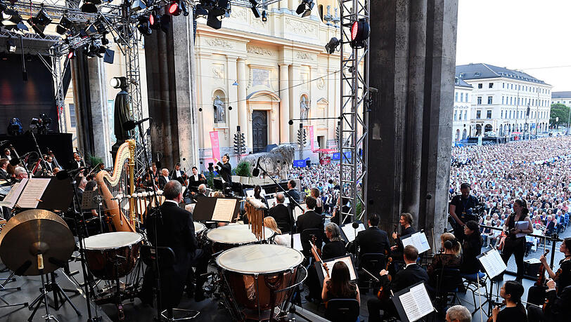 Die Münchner Philharmoniker in der Feldherrnhalle.