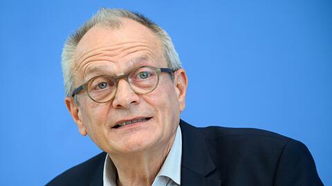 Ulrich Lilie, Präsident der Diakonie Deutschland, rückt in der Diskussion um die Kindergrundsicherung die mittel- und langfristigen Belastungen in den Fokus.