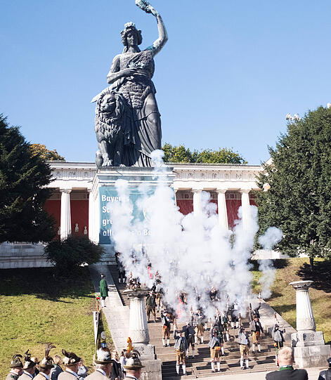 Zum Abschied leise Servus? Das gilt nicht für die Böllerschützen vor der Bavaria am letzten Wiesntag.