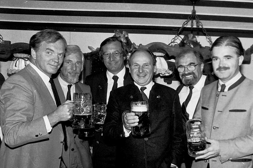 CSU-M&auml;nner feiern auf der Wiesn 1984. In der Mitte Erich Kiesl, rechts Peter Gauweiler.